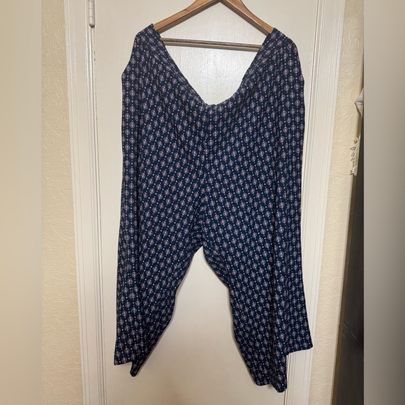 Loose, Patterned Pants - Picture 3 of 4